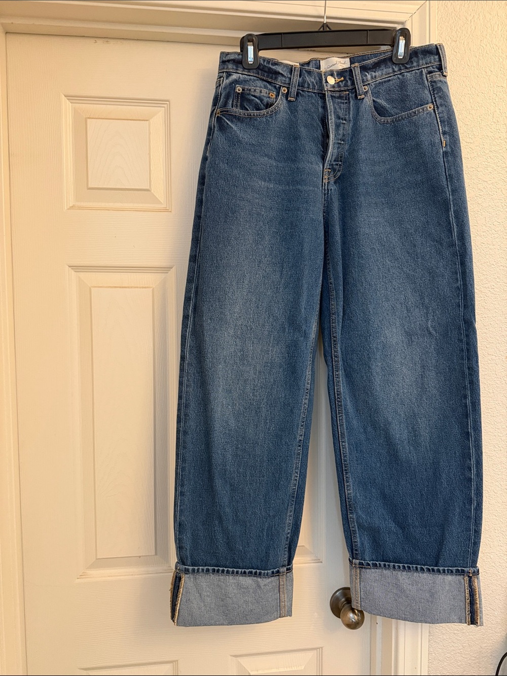 Mid-rise 90’s baggy jeans